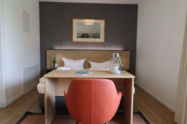 Doppelbett und Schreibtisch