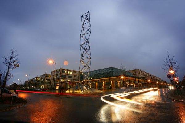 Außenansicht bei Nacht