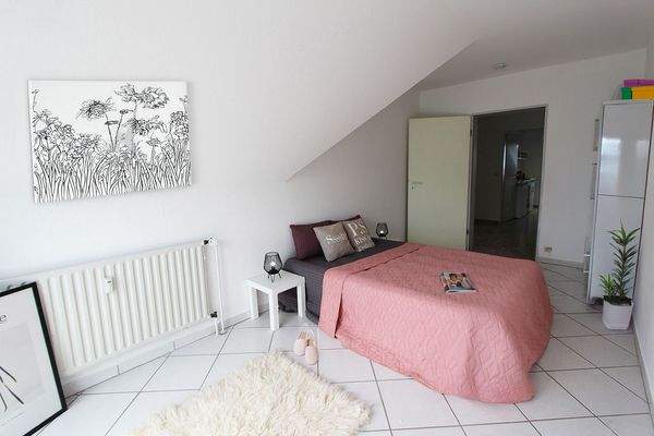 Schlafzimmer teilweise mit KI bearbeitet