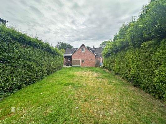 Garten mit Blick zum Haus