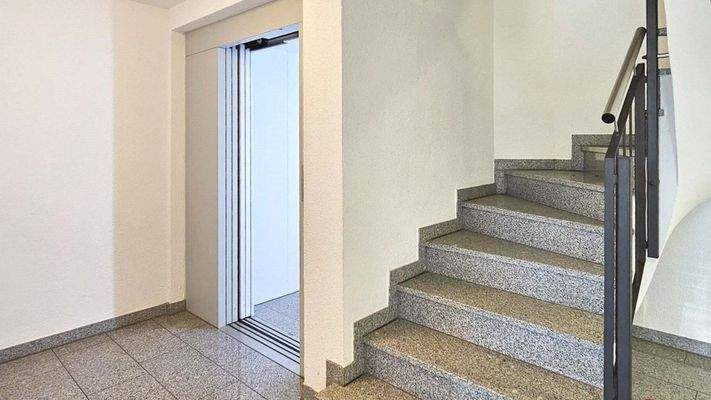 Treppenhaus mit Aufzug