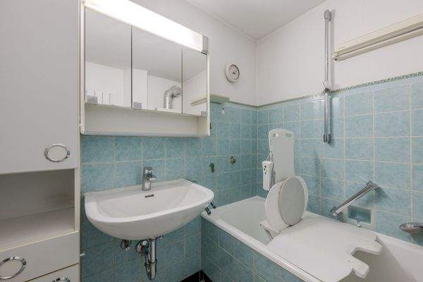 Badezimmer mit Wanne und