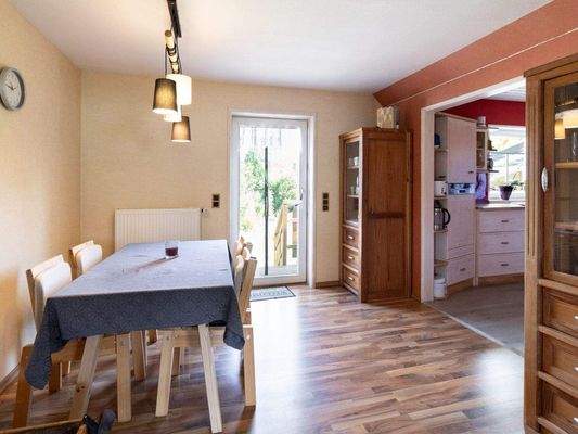 Essbereich mit Zugang in den Garten