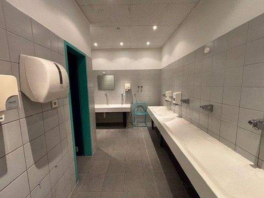 Halle 1 DG Waschraum WC