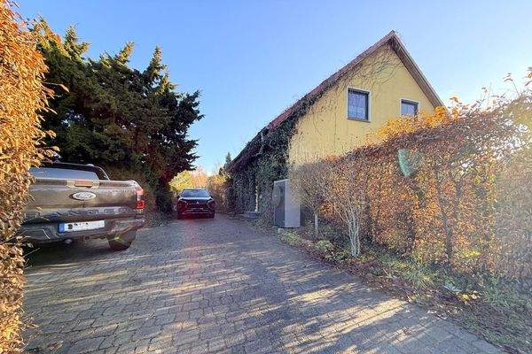 gepflasterte Auffahrt mit Wallbox