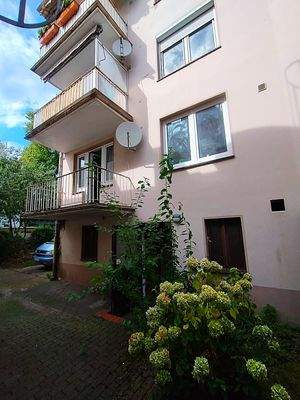 Gebäuderückseite (Balkon)