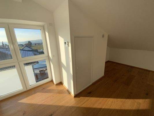 Arbeiten unterm Dach mit Abstellmöglichkeiten