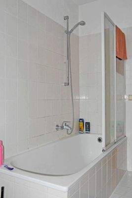 Badewanne mit Duschabtrennung