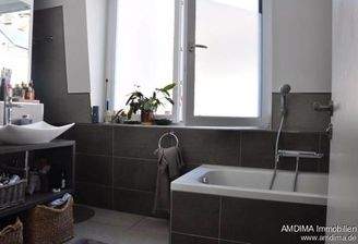 Bad mit Wanne und Doppelwaschbecken