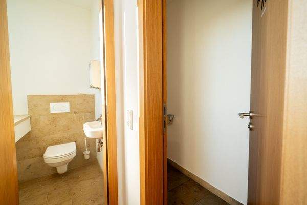  8 OG Buero toiletten