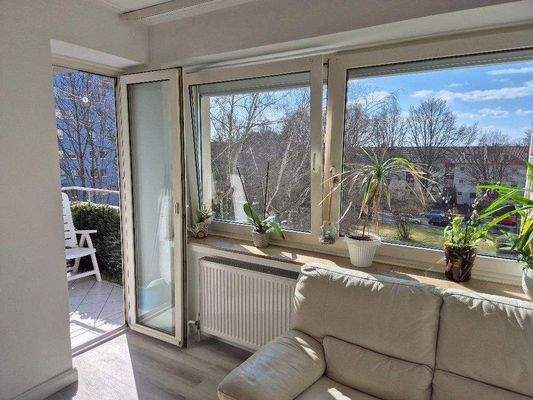 Wohnzimmer; große Fensterflächen