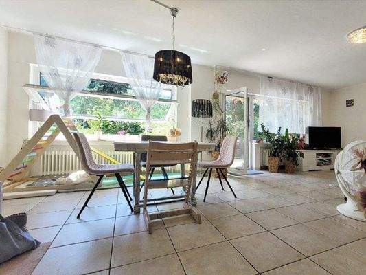 Offener Wohn-/Essbereich mit Zugang zur Terrasse u