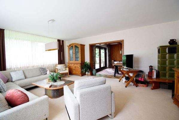 Lichtdurchflutetes Wohnzimmer der Eigentümerwohnung