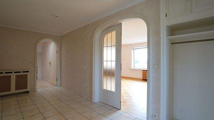 ...in der Diele die Flügeltür öffnen,...