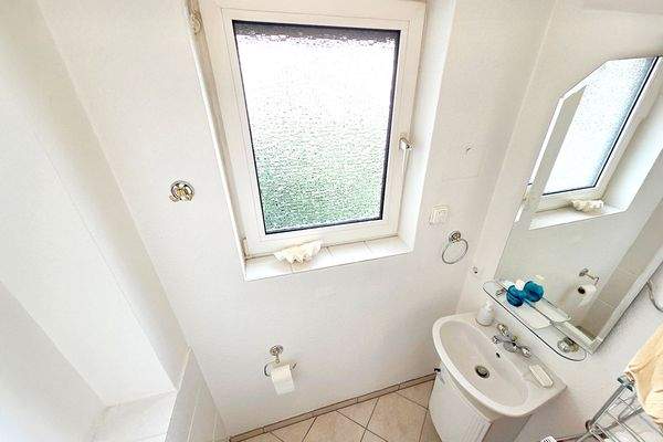 Ein Gäste-WC gibt es obendrein ...