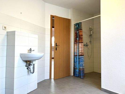 Badezimmer mit Dusche im Dachgeschoss