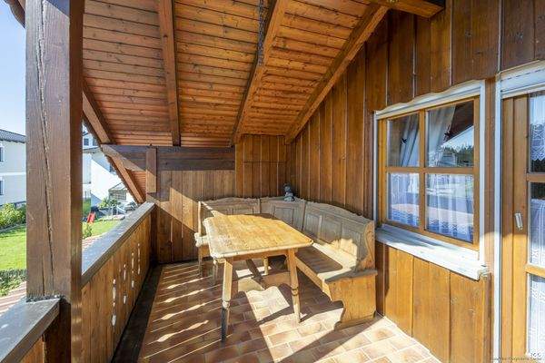 Der überdachte Balkon mit Sitzmöglichkeiten im Dachgeschoss