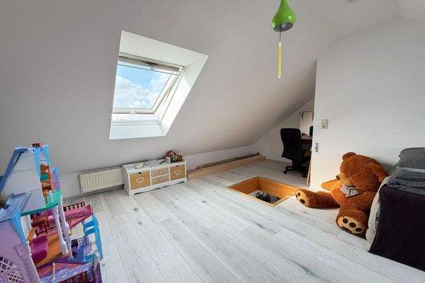 Zimmer im Dachboden II