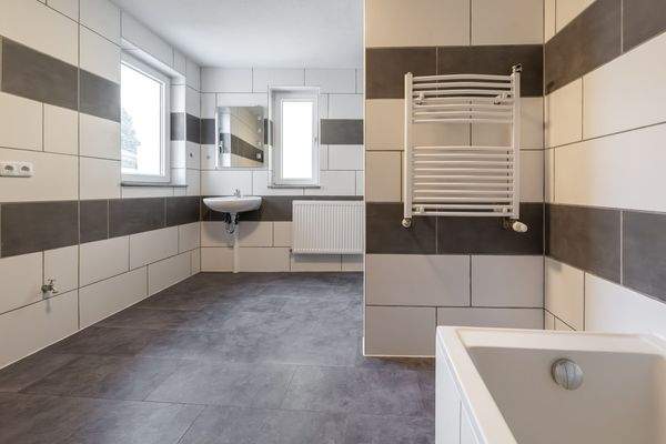 Badezimmer Wohnung Vorderhaus