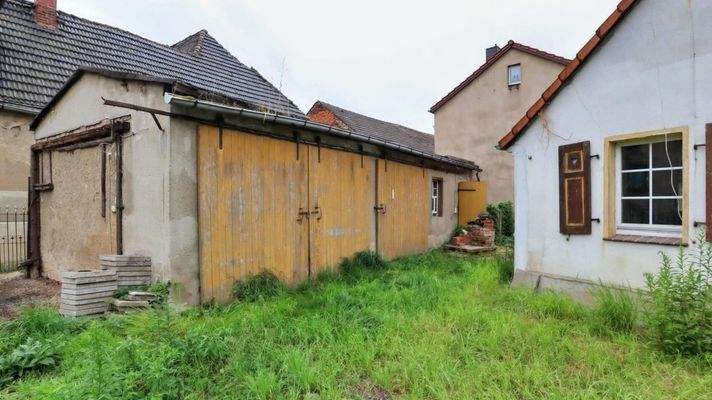 Nebengebäude mit Garage, Werkstatt, Abstellraum