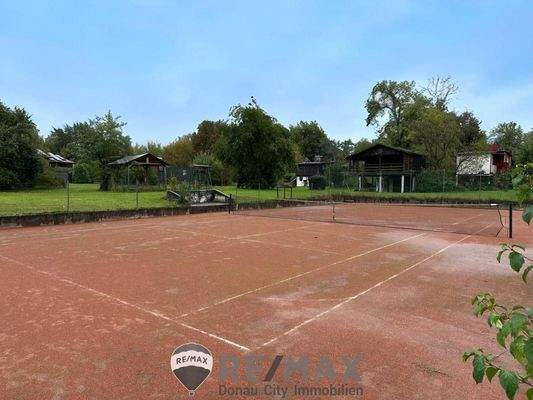 12 Gemeinschaftlicher Tennisplatz