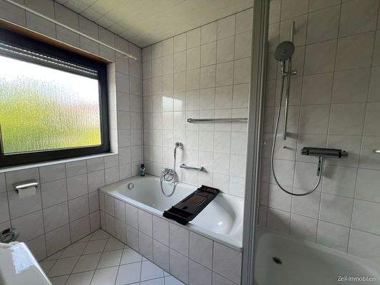 Bad mit Wanne u. Dusche