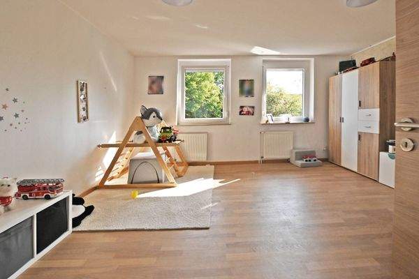 das große Kinderzimmer im OG mit Blick über das Grundstück