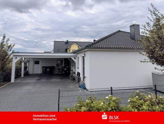 Bungalow mit Doppelcarport und Stellplätzen