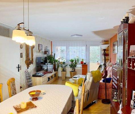 Wohnbereich mit Blick zum Balkon