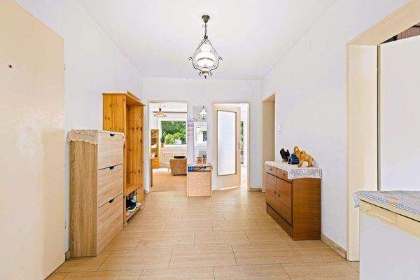 Wohnungsflur mit Blick ins Wohnzimmer