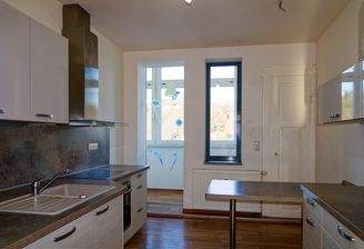 Küche mit EBK und Loggia