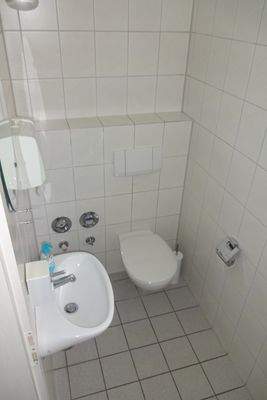 Toilette, weiß gefliest