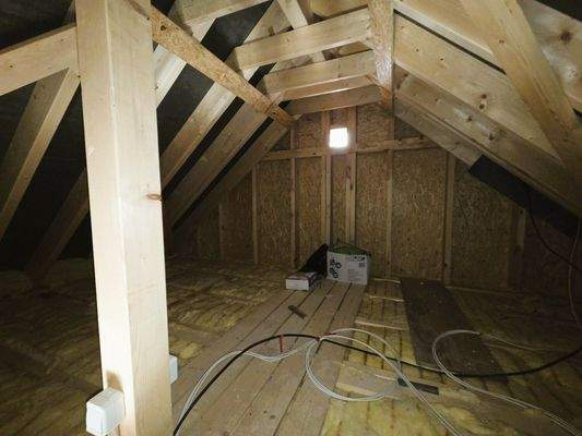 Dachboden - Haus links