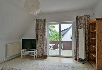 Blick zu TV und Balkon