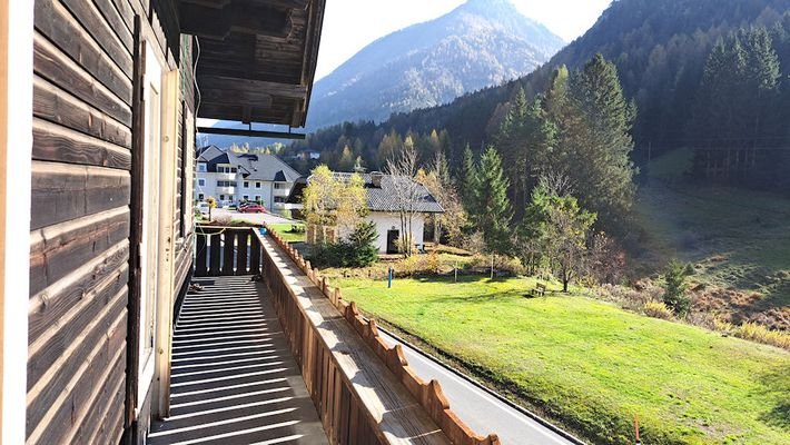 Nach Süden ausgerichteter Balkon im ersten Stock m