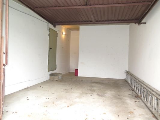Garage mit Seitenausgang