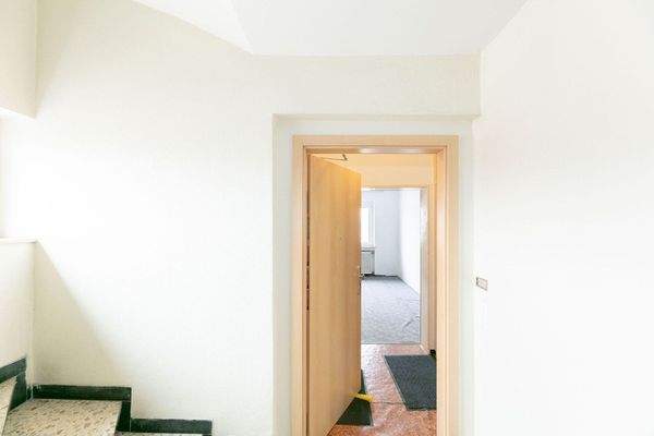 Treppenhaus mit Blick in die Wohnung