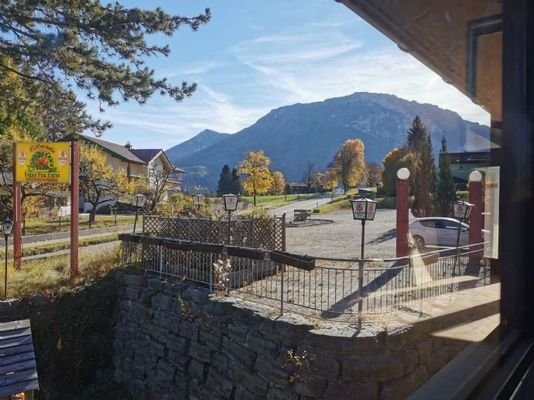 Blick aus dem Gastraum im Herbst