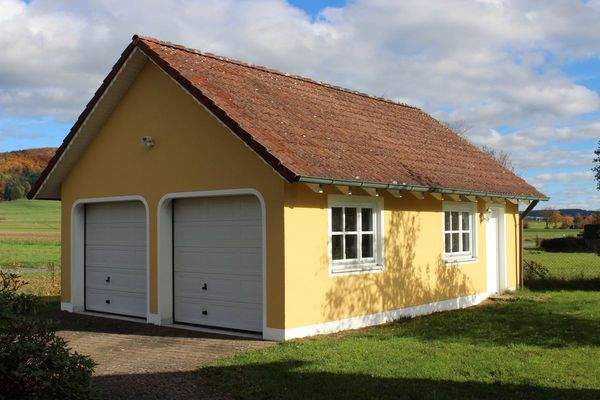 Große Doppelgarage ...