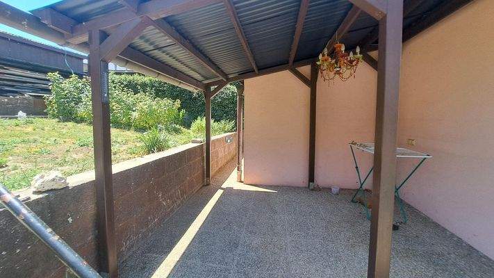 die hintere Terrasse (Südseitig) mit Überdachung