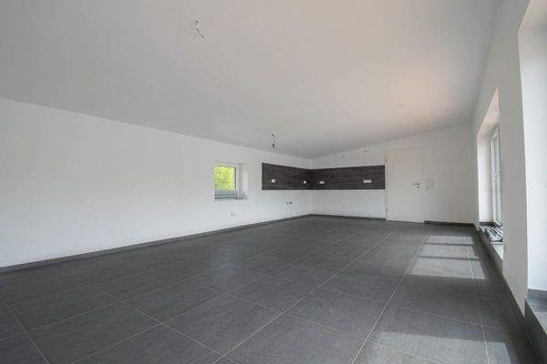 Wohnzimmer mit offener Küche