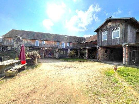 Wohnhaus mit Einfahrt und Gästezimmern