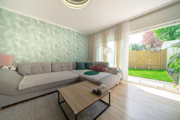 Wohnzimmer mit Zugang zum Garten