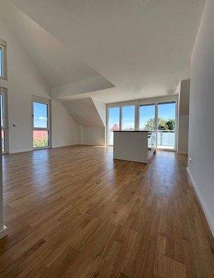 Wohnzimmer mit offener Küche