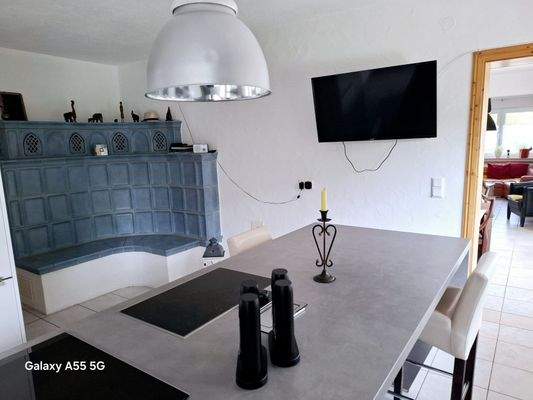 016 moderne Küche mit Kachelofen