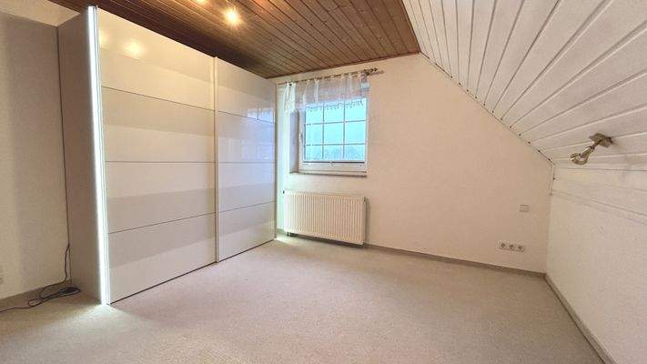 Schlafzimmer mit beleuchtetem Kleiderschrank