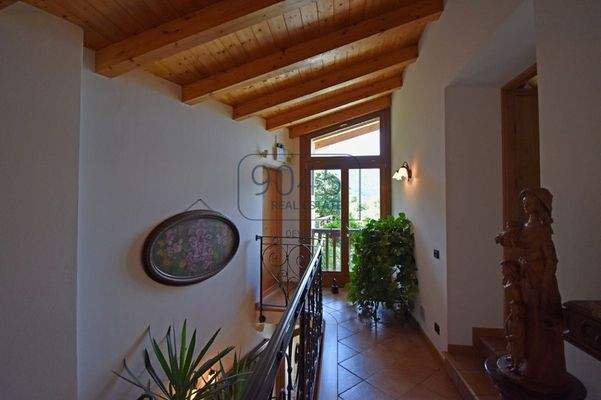 Exklusive Villa mit Panoramablick und großem Grundstück – Ala