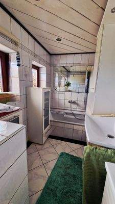 Bad mit Badewanne und WC