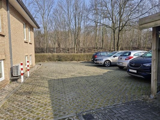 Stellplätze neben dem Haus