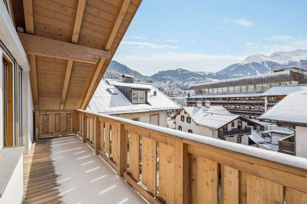 Schöne Ausblicke über die malerische Stadt Kitzbühel